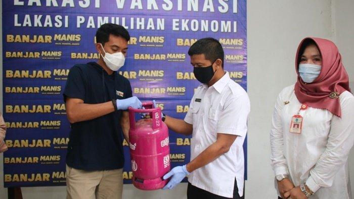 Bupati Banjar H Saidi Mansyur menyerahkan tabung LPG bersubsidi kepada ASN disaksikan Kepala Dinas Pe...ar, I Gusti Made Suryawati saat program pertukaran tabung LPG bersubsidi di Mahligai Sultan Adam, Kota Martapura, Kalimantan Selatan, Rabu (3/3/2021).