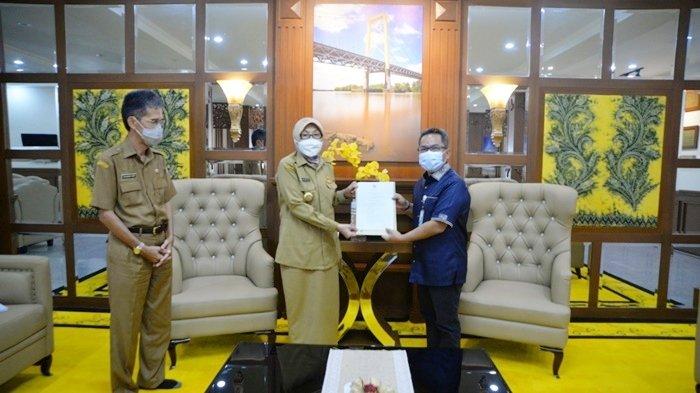 Bupati Barito Kuala (Batola), Hj Noormiliyani AS, bersama Kepala BPJS Ketenagakerjaan Kalimantan Selatan (Kalsel), Opik Taufik, Selasa (13/04/2021).