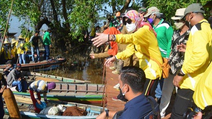 Bupati Batola Hj Noormiliyani saat merasakan sensasi berbelanja ikan segar di Pasar terapung ikan Muara Kanoko, minggu (6/6/2021).