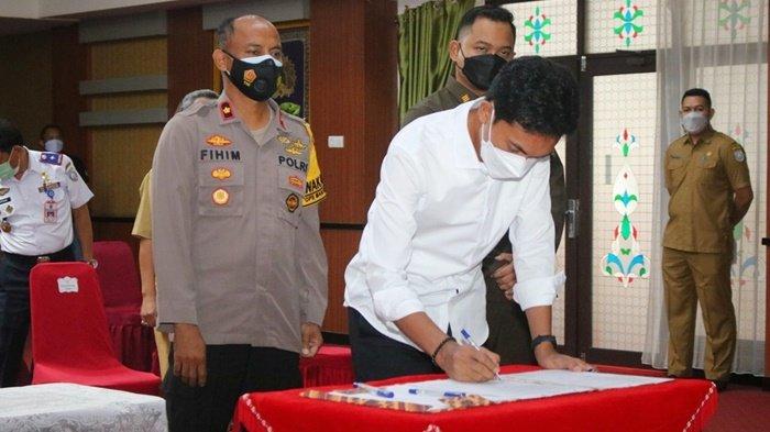 Bupati H Saidi Mansyur dan perwakilan forum koordinasi pimpinan daerah menandatangani naskah Deklarasi Damai Pemilihan Pembakal atau Kepala Desa secara serentak di Mahligai Sultan Adam, Kota Martapura, Kabupaten Banjar, Kalimantan Selatan, Selasa (4/5/2021).