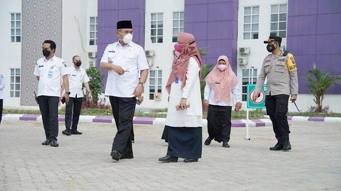 Bupati Drs H Achmad Fikry meninjau antisipasi peningkatan pasien Covid-19 di RSUD Brigjen H Hasan Basry di Kota Kandangan, Kabupaten Hulu Sungai Selatan (HSS), Provinsi Kalimantan Selatan, Rabu (28/7/2021).