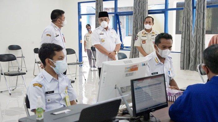 Bupati Drs H Achmad Fikry meninjau pengukuran tinggi badan para pelamar calon anggota Satpol PP, bertempat di BKPSDM Kota Kandangan, Kabupaten Hulu Sungai Selatan (HSS), Provinsi Kalimantan Selatan, Rabu (28/7/2021).