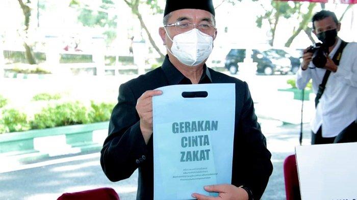 Bupati Drs H Achmad Fikry menunjukkan tas kecil bertuliskan Gerakan Cinta Zakat di halaman kantor Pemerintah Kabupaten Hulu Sungai Selatan (HSS), Kota Kadangan, Kalimantan Senin (3/5/2021).