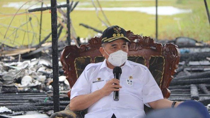 Bupati H Achmad Fikry di bekas lokasi kebakaran, menyampaikan keprihatinannya atas musibah ini yang terjadi di Desa Bajayau Tengah RT 02 RW 02, Kecamatan Daha Barat, Kabupaten Hulu Sungai Selatan (HSS), Provinsi Kalimantan Selatan, Rabu (19/5/2021).
