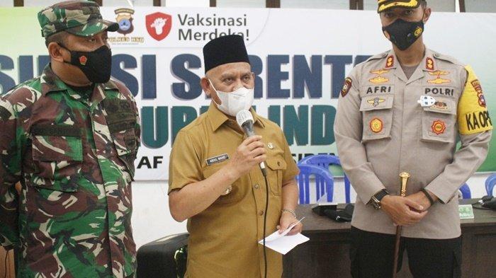 Bupati H Abdul Wahid HK, didampingi forkopimda, saat menyampikan pesan kepada masyarakat agar tetap menerapkan protokol kesehatan pada kegiatan vaksinasi Covid-19 di Pondok Pesantren Rasyidiyah Khalidiyah, Kota Amuntai, Kabupten Hulu Sungai Utara (HSU), Provinsi Kalimantan Selatan (Kalsel), Selasa (7/9/2021).
