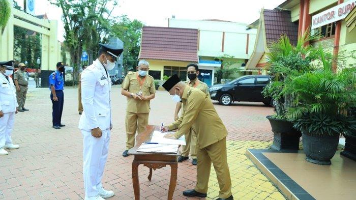 Bupati Hulu Sungai Utara (HSU), H Abdul Wahid HK, menandatangani dokumen pelantikan 30 pejabat, Senin (25/1/2021).