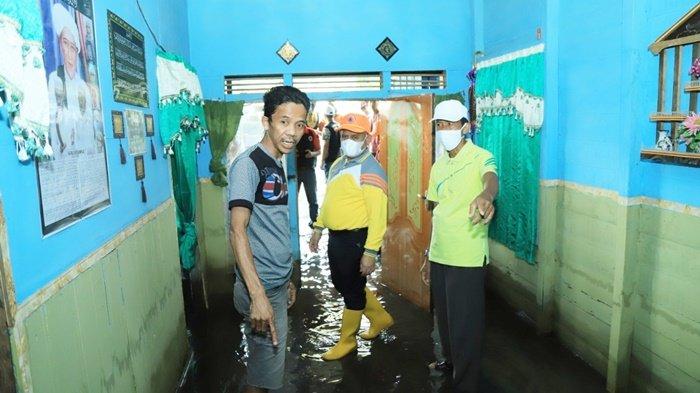 Bupati Hulu Sungai Utara (HSU), H Abdul Wahid HK, mengunjungi rumah warganya yang terendam banjir.