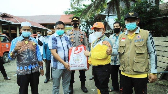 Bupati Hulu Sungai Utara (HSU), H Abdul Wahid HK, menyalurkan bantuan untuk warga terdampak banjir.