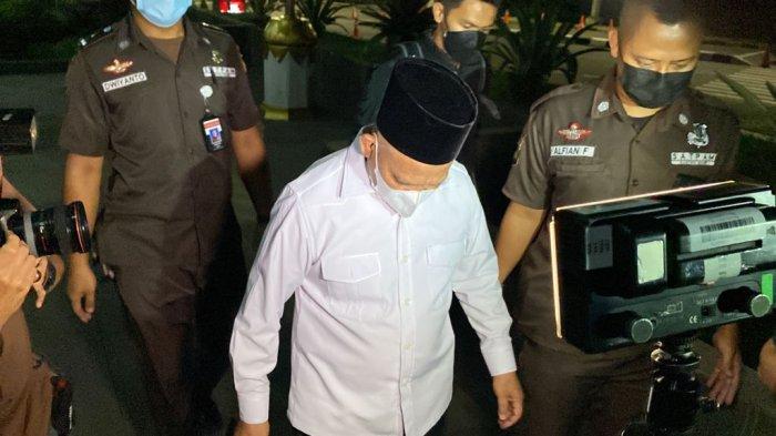 Bupati HSU H Abdul Wahid keluar gedung KPK usai diperiksa sebagai saksi, Jumat (1/10/2021) malam.