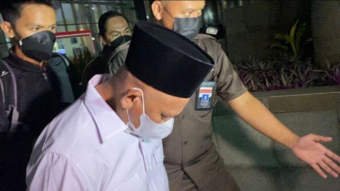 Bupati HSU H Abdul Wahid keluar gedung KPK usai diperiksa sebagai saksi dalam kasus proyek irigasi di HSU.