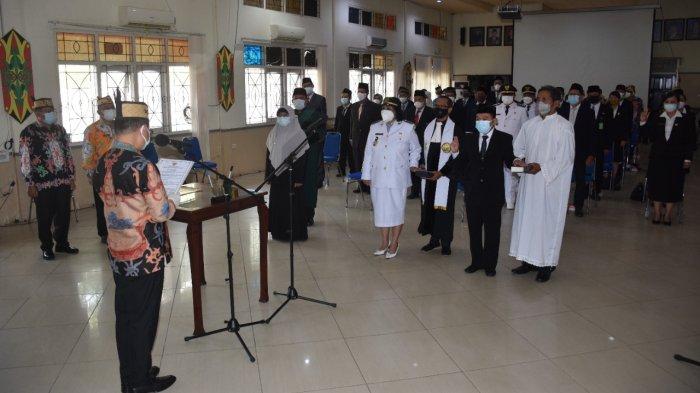 Bupati Kapuas Ben Brahim S Bahat saat melantik dan mengambil sumpah janji terhadap 34 Pejabat Eselon III dan IV di lingkungan Pemerintah Kabupaten Kapuas Tahun 2021 di Aula Bappeda.