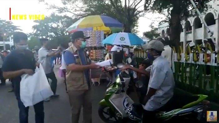 Bupati Tabalong H Anang Syakhfiani membagikan takjil berbuka puasa.