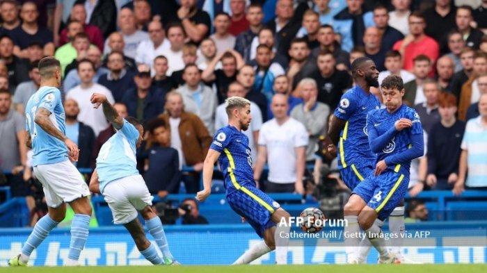 Gabriel Jesus dari Manchester City mencetak gol pertama timnya selama pertandingan Liga Premier antara Chelsea dan Manchester City di Stamford Bridge pada 25 September 2021 di London, Inggris. (Foto oleh Catherine Ivill/Getty Images)