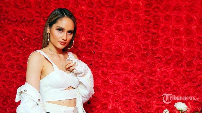Penyanyi Cinta Laura berpose usai merilis lagu Caliente di kantor Sony Music Indonesia di Jakarta, Jumat (22/11/2019).