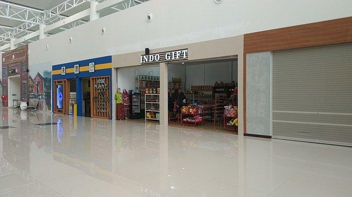 Deret stan beragam produk di terminal baru Bandara Internasional Syamsudin Noor.