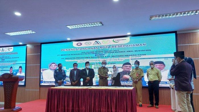 Direktur Politala Dr Hj Mufrida Zein menyerahkan buku kepada Bupati Tala HM Sukamta, Selasa (15_2) sore.