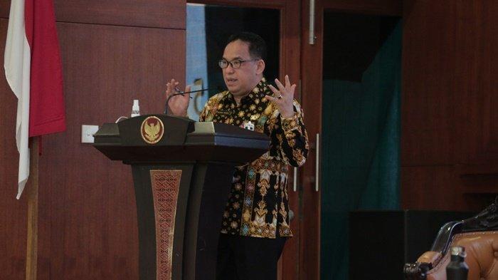 Direktur Produk Hukum Kementerian Dalam Negeri, Makmur Marbun MSi, memaparkan tentang implementasi Sistem Informasi Pemerintah Daerah kepada para pejabat di Setda Provinsi Kalimantan Selatan di Banjarbaru, Selasa (6/4/2021).