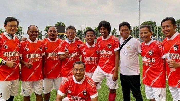 iLbur kompetisi Liga 1 dimanfaatkan pelatih Barito Putera, Djadjang Nurdjaman untuk menyegarkan diri bermain sepakbola gembira bersama para legenda tim nasional sepakbola Tanah Air.
