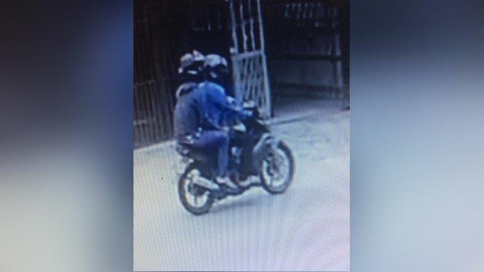 Dua pelaku penjambretan yang terekam CCTV, setelah merampas gelang emas korban, di Desa Mandingin, Kecamatan Barabai, Kabupaten Hulu Sungai Tengah, Provinsi Kalimantan Selatan, Senin (8/3/2021).