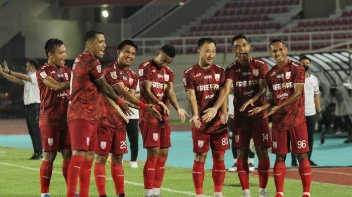 Selebrasi pemain Persis Solo, Rivaldi Bawuo bersama rekannya setelah mencetak gol pertama pada menit ke-7 lawan Persijap Jepara dalam lanjutan pekan 7 Liga 2 2021-2022 di Stadion Manahan, Solo, Jawa Tengah, Selasa (9/11/2021) malam. (Tribunnews/Muhammad Nursina)