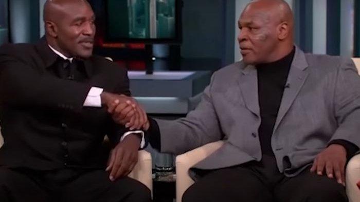 Evander Holyfield (kiri) dan Mike Tyson (kanan) berdamai ketika menjadi bintang tamu dalam acara Oprah Wiinfrey Show pada Oktober 2009.