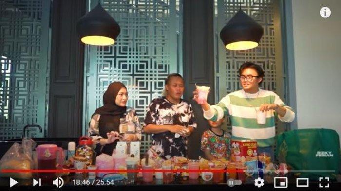 Rizky Febian bersama Sule dan Nathalie Holscher meramu minuman