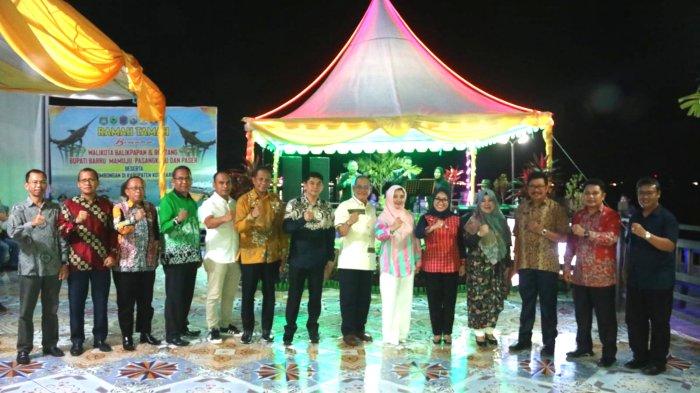 Bupati Kotabaru H Sayed Jafar Alaydrus, SH foto bersama dengan Walikota dan Bupati dari enam kabupaten_kota diacara ramah tamah