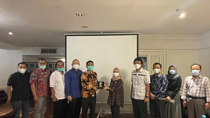 Foto Bersama Dirut Bank Kalsel dengan Komisi II DPRD Prov Kalsel
