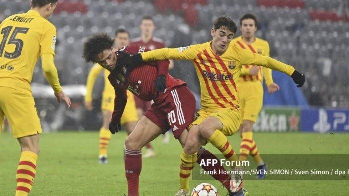 Leroy SANE (FC Bayern Munich), aksi, duel versus GAVI (FC Barcelona). Liga Champions Grup E / FC Bayern Munich - FC Barcelona 3-0 pada 8 Desember 2021