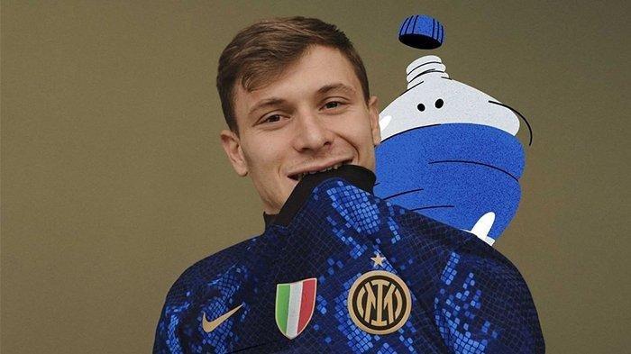 Gelandang Inter Milan, Nicolo Barella memperkenalkan jersey kandang terbaru Nerazzurri