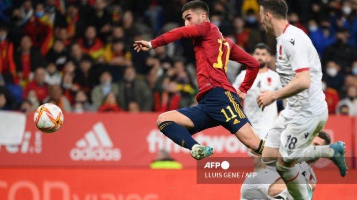 Gelandang Spanyol Ferran Torres mencetak gol pertama timnya selama pertandingan sepak bola persahabatan antara Spanyol dan Albania di Stadion RCDE di Cornella de Llobregat dekat Barcelona pada 26 Maret 2022.
LLUIS GEN / AFP