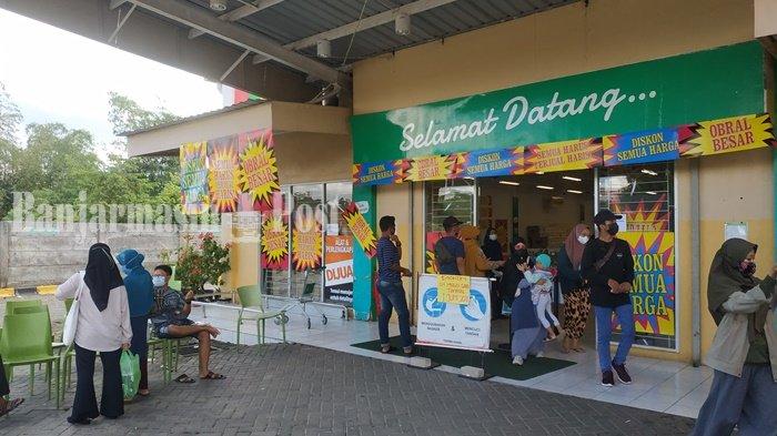 Informasi yang menjelaskan seputar diskon besar besaran terpampang di pintu masuk Giant Store di Loktabat Banjarbaru Kalsel, Minggu (30/5/2021).