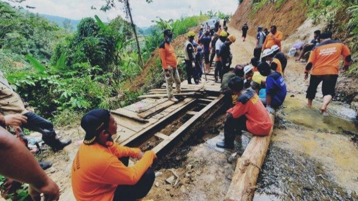 Gotong royong membangun jembatan di Desa Datar AJab dan Rantau Parupuk, Barabai HST.