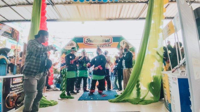 Grand Opening Indomaret Fresh Hasan Basri Rantau menawarkan sayuran dan buah segar.