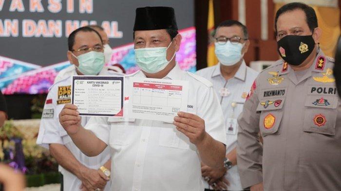 Gubernur H Sahbirin Noor menunjukkan dokumen sudah divaksinasi Covid 19 di Mahligai Pancasila, Kota Banjarmasin, Kalimantan Selatan (Kalsel), Kamis (14/1/2021).