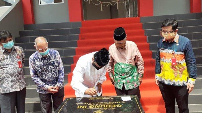 Gubernur Kalimantan Selatan, H Sahbirin Noor, membubuhkan tanda tangan di prasasti di kampus Stikes Borneo Lestari, Banjarbaru, Kamis (10/9/2020).