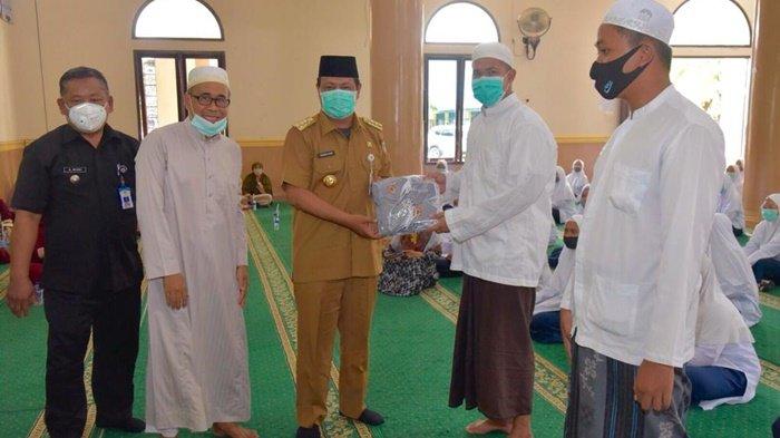 Gubernur Kalimantan Selatan, H Sahbirin Noor, saat serahkan bantuan kepada pengasuh dan pengajar Ponpes Al Falah, Kota Banjarbaru, Selasa (22/9/2020).