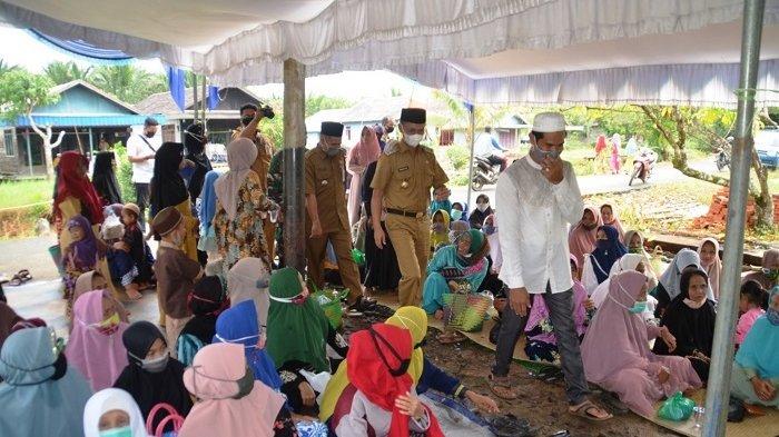 H Rahmadian Noor, Wakil Bupati Batola saat menghadiri Peringatan Isra Miraj, di Desa Banyiur, Kecamatan Anjir Pasar