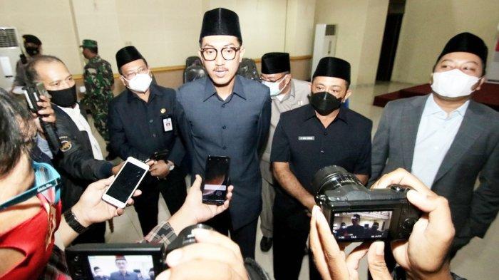 H Saidi Mansyur dan Said Idrus memberi keterangan kepada jurnalis, setelah rapat paripurna DPRD Kabupaten Banjar, tentang pengusulan pengesahan pengangkatan Bupati dan Wakil Bupati Banjar, Selasa (22/2/2021).