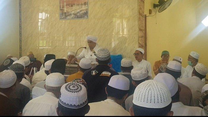 Suasana silaturahmi pasangan pasangan calon Bupati dan Wakil Bupati Banjar, H Saidi Mansyur-Habib Idrus Al-Habsy, di tempat Habib Muhdhor di Desa Pemakuan, Kecamatan Sungai Tabuk, Kabupaten Banjar, Kalimantan Selatan, Selasa (1/12/2020).