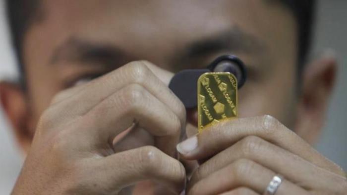Petugas menaksir logam mulia berat 25 gram.