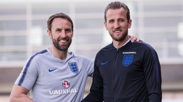 Harry Kane (kiri) bersama pelatih timnas Inggris, Gareth Soutgate saat penunjukkan kapten tim di St George' Park, Staffordshire, pada Selasa (22/5/2018).