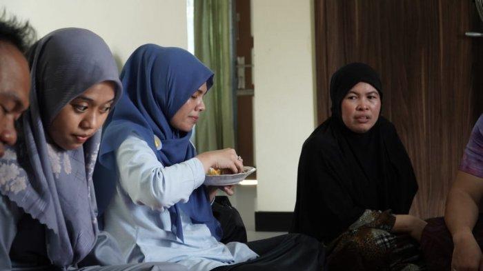 Hj Ananda dan Ustadz H Mushaffa Zakir Lc menyempatkan diri untuk makan siang di Dapur Mama Endes
