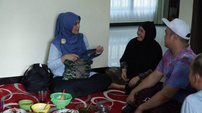 Hj Ananda dan Ustadz H Mushaffa Zakir Lc menyempatkan diri untuk makan siang di Dapur Mama Endes