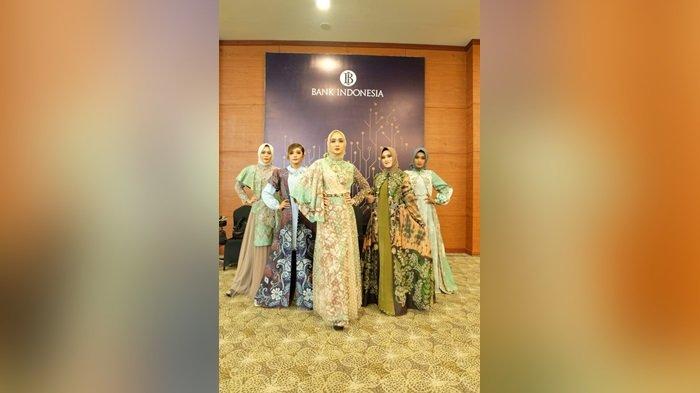 Busana rancangan Hj Catherine saat fashion secara online di BI