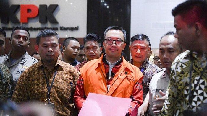 Mantan Menteri Pemuda dan Olahraga Imam Nahrawi (tengah) mengenakan rompi orange usai menjalani pemeriksaan di Gedung KPK Jakarta, Jumat, (27/9/2019). Imam Nahrawi ditahan KPK dalam kasus dugaan suap dana hibah dari pemerintah terhadap KONI melalui Kemenpora.