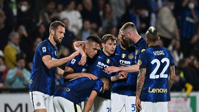 nter Milan sempat naik ke puncak Serie A setelah sukses 3-1 mereka di Spezia sebelumnya pada hari Sabtu.