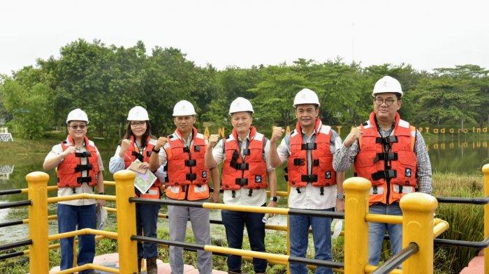 jajaran Board of Director PT Adaro Indonesia, menyambangi area studi dan pengembangan projek pascatambang pada area bekas tambang Paringin.