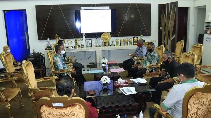Jajaran Kantor Kecamatan Landasan Ulin saat memaparkan program pembangunan yang dilaksanakannya kepada Wali Kota Banjarbaru, HM Aditya Mufti Ariffin SH MH, bersama Wakil Wali Kota Banjarbaru, Wartono SE, Kamis (6/5/2021).