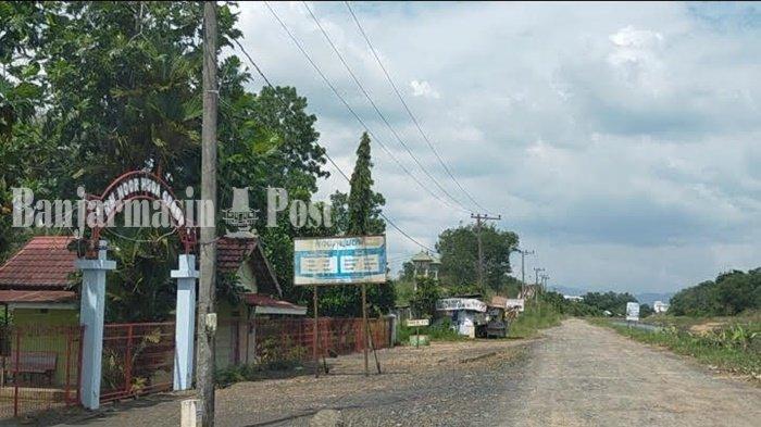 Jalan di tepian Irigasi Riam Kanan, kawasan wisata kuliner, lesehan tambak ikan Bincau, Kota Martapura, Kabupaten Banjar, Provinsi Kalimantan Selatan.